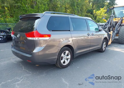 2013 Toyota Sienna Le V6 8 Passenger z USA, uszkodzony, nr VIN 5TDKK3DC3DS401117